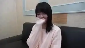 Mostrando la cara ♥ Un mes desde que perdiste la virginidad... ¡Todavía duele! Una vieja e inocente estudiante universitaria recibe un creampie con el uniforme de J♥K♪