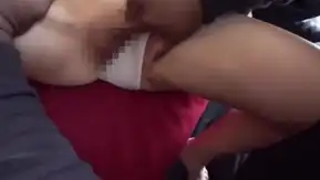 Un hombre negro que ataca a una hermosa chica afeitada con marcas de quemaduras solares y se ve obligado a violarla con creampie.