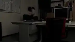 女教師們屈於權力，沉湎於被虐待的快感，主動在學生跨上扭