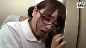 [中字]真面目すぎる入院先のソソる美人ナースある夜こっそりコンビニに行くのを见つかってしまい大说教！しょんぼりする仆と一绪のエ…