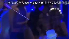 春药泡泡趴让辣妹发情肏翻天