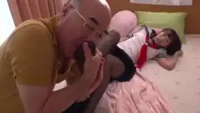 可愛孫女剛放學就要回家用身體伺候年邁爺爺