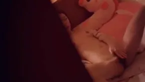 La célébrité Internet Doraemon raconte l'histoire de sa fille regardant un masseur AV et se masturbant, mais son père la trouve et pousse la porte pour coucher avec elle et son dialogue est obscène 1
