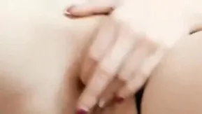 宅男打飞机福利萝莉美眉紫薇完在洗手间用肤阴洁洗逼逼对白