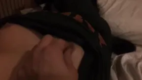 同僚が飲みすぎてホテルのベッドに横になり、好き勝手に触らせたり、写真を撮らせたりしてくれました。