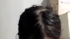1_NGRT5xvX_Linda chica con buena apariencia y pechos pequeños juega con esposas SM, látigo pequeño y dedales de oruga en la Parte 6, no te lo pierdas