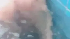 【国产】性感美女秘书和领导渡假村泡温泉时被故意挑逗要求啪啪,从浴池一直操到天台