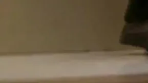 【厕所偷拍】滑冰的妹子差点尿到裤子里