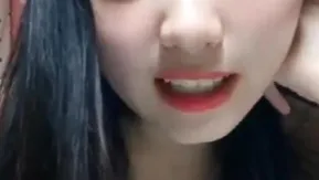 容姿も気性も良い清純そうな美女が裸になって椅子の上でオマンコを広げます。