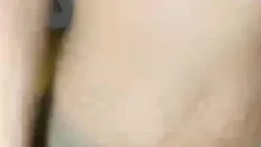 鸭舌帽苗条身材性感丝袜诱惑椅子上褪下丝袜漏出嫩逼
