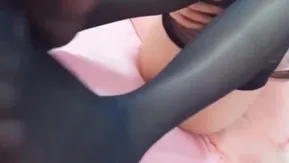 [La tentación de las medias negras]. Hermana joven y sexy, celebridad de Internet, se frota los pechos y juega con su coño ~ autoinserción con una polla de hielo.