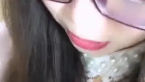 眼镜斯文美女主播光着身子和狼友聊性知识她逼逼目前有炎症