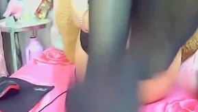 Une ancre sexy et salope porte des bas et ravage votre bite