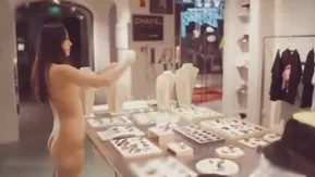 Angel Jiege de Beijing salió audazmente de compras desnuda