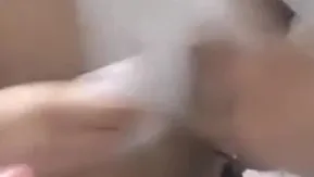【黑丝情趣】小骚逼床上自慰勾引男友