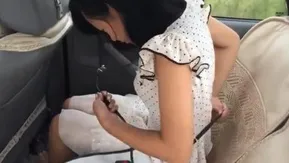 搭车的潜规则惨遭失身之痛抓着电线杆一顿艹再到车里无套内射相当刺激
