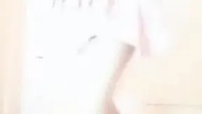 【自慰抠逼】床上慢慢脱掉衣服手指扣逼