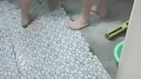 【カップル自撮り】大きなお尻で後ろから犯され、前で口を犯される後背位
