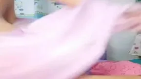 【自慰】身材苗条风骚主播姗姗一多自慰大秀 靠在床边自慰插穴 木耳漂亮很是淫荡
