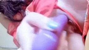 インターネットセレブの美少女は虎の歯ではなく、ピンクで柔らかい蝶の美しさ、白くて柔らかい巨乳、卑猥な浸透HD