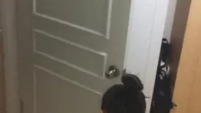 獨家視訊：猥瑣牛人趴窗窺視顏值不錯的C奶獨居小少婦浴後風扇吹穴全裸講電話(完整版)