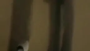 骚气逼人的少妇主播糖糖大冷天户外勾搭个没啥性经验的菜鸟开房鸳鸯浴后啪啪