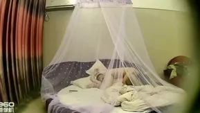 No hotel, um cara foi filmado secretamente transando com a namorada com o volume alto. Aí a garota sentou nele e fodeu ele por meia hora antes de ele ejacular.