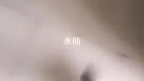 美女主播为礼物勾引健身教练到公园,有人路过吓得把鸡巴拔出来,美女说胆子太小了