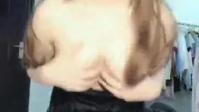美貌と大きな乳輪を持つかわいい女の子は、ベッドの上でかわいい耳、セクシーな黒いシルクのパジャマ、T シャツ、裸のピンクを着ています。
