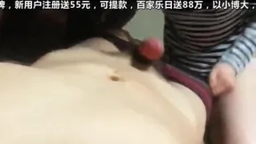 La petite amie étudiante révèle son visage lors de la location d'une chambre d'hôtel