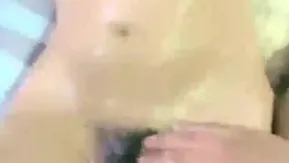 颜值不错大耳环长发妹子双人秀全身推油摩擦逼逼洗澡再啪啪