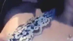 清纯靓丽的短发气质美女夜晚开着豪车去接粉丝网友路边玩车