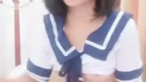 妹子自摸奶子逼逼自慰秀学生制服跳蛋塞逼翘着屁股