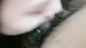 Joven esbelta de piernas largas sexo 3P en el sofá, mamada de pie por detrás, cabalgando y follando
