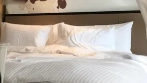 酒店开房操老婆的闺蜜啪啪玩得正爽媳妇来短信查岗了