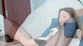红唇黑丝少妇足疗按摩勾搭男技师，撕开黑丝扣逼，让技师帮