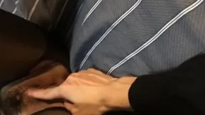 大卵哥酒吧泡个坐台小姐回家过夜穿着黑丝开档一边屌一边用