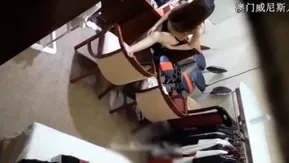 Arriesgando su vida, se escondió en el techo del vestuario del club para espiar a una chica guapa sentada en el escritorio.