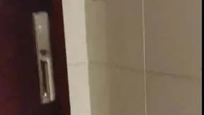 对面的邻居操过来~萌研研故意勾引邻居~直接邀来沙发上激情啪啪!!
