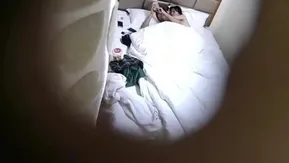 [酒店偷拍] 素雅白嫩大生美女~一进房就忍不住脱掉女友的衣服~看来渴很久啰!!