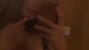 穿上新买的情趣睡衣~自拍影片给男友看~怎么流出了?!