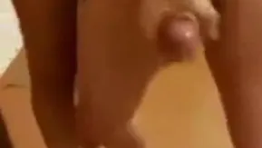 La hermana lujuriosa ayuda al hermano menor a aliviar su soledad ~ ¿O es el cuerpo de la hermana mayor el más adecuado?