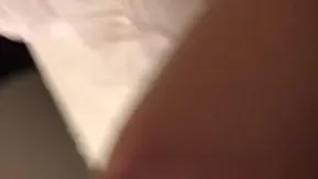 若くて可愛い女の子、愛正農がセックスを隠し撮りされ流出しました。パート9。枕を抱いて顔を半分隠し、男性パートナーの撮影を妨げることもありました。
