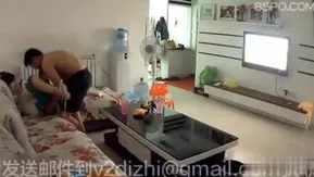 在客厅跟小姨子玩游戏,刚玩玩儿子就跑来,真是吓死本宝宝了