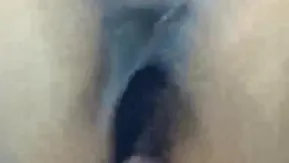 她已经出了好多水，下面毛毛都湿了