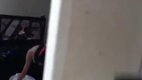在网咖听到吟叫声,原来高中生开台在包厢看A片打砲 !