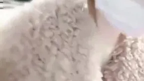 [精选直播!] 18岁妹妹到网咖找保全来修干! 内射后没卫生纸只好拿口罩擦