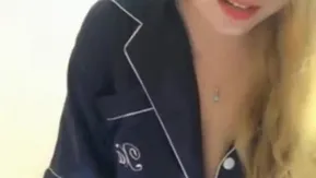 长的很可爱的金髮妹 说好尴尬还是大秀让观众大饱眼福!