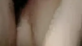出卖小女友特製潮吹版! 内裤还没脱就湿一片 两指插入水声超大!