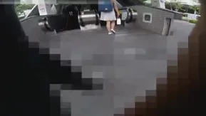 偷拍路边正妹的裙底风光！一脸清纯的她没想到裙子里面这么骚！两片肉让我「鸡昂」啊！2